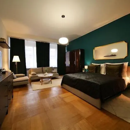Stylish 3bd Riverfront Apartment