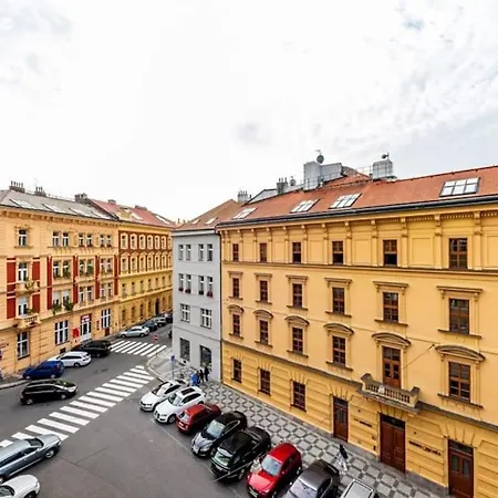 Stylish 3bd Riverfront Apartment *