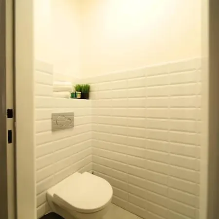 Stylish 3bd Riverfront 公寓 *
