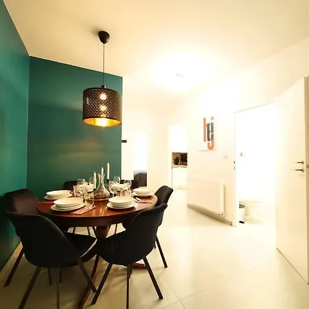 Stylish 3bd Riverfront 公寓 *