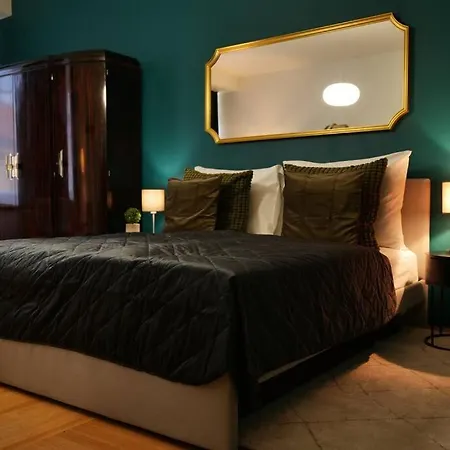Stylish 3bd Riverfront Prague
