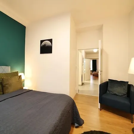 Stylish 3bd Riverfront Apartment