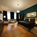 Stylish 3bd Riverfront Apartamento
