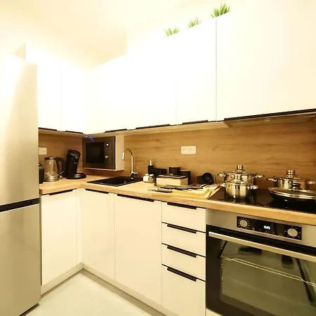 Stylish 3bd Riverfront Apartament